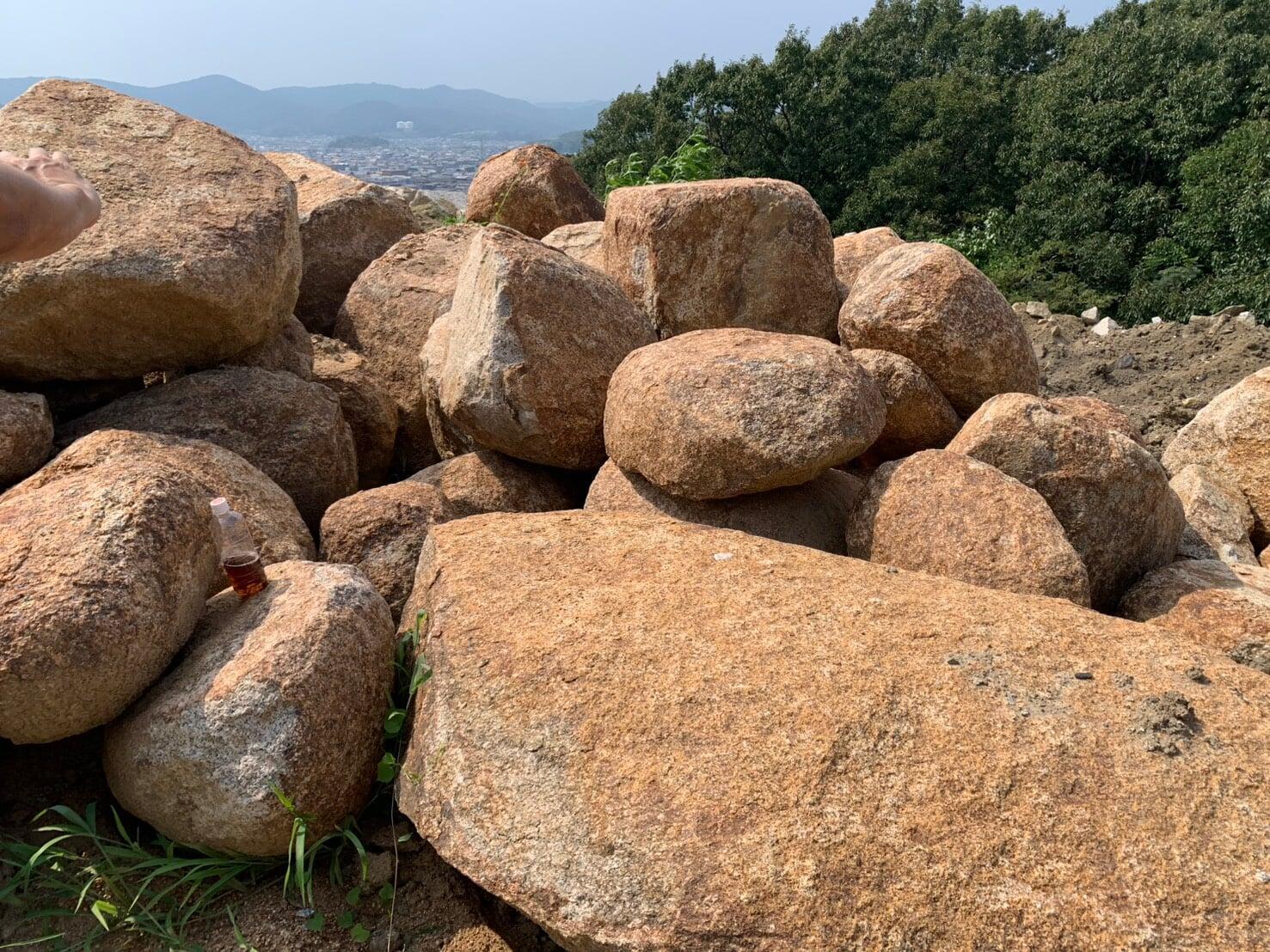 万成石の山に行ってきました。 大島石でお墓を建てるなら青山石材店